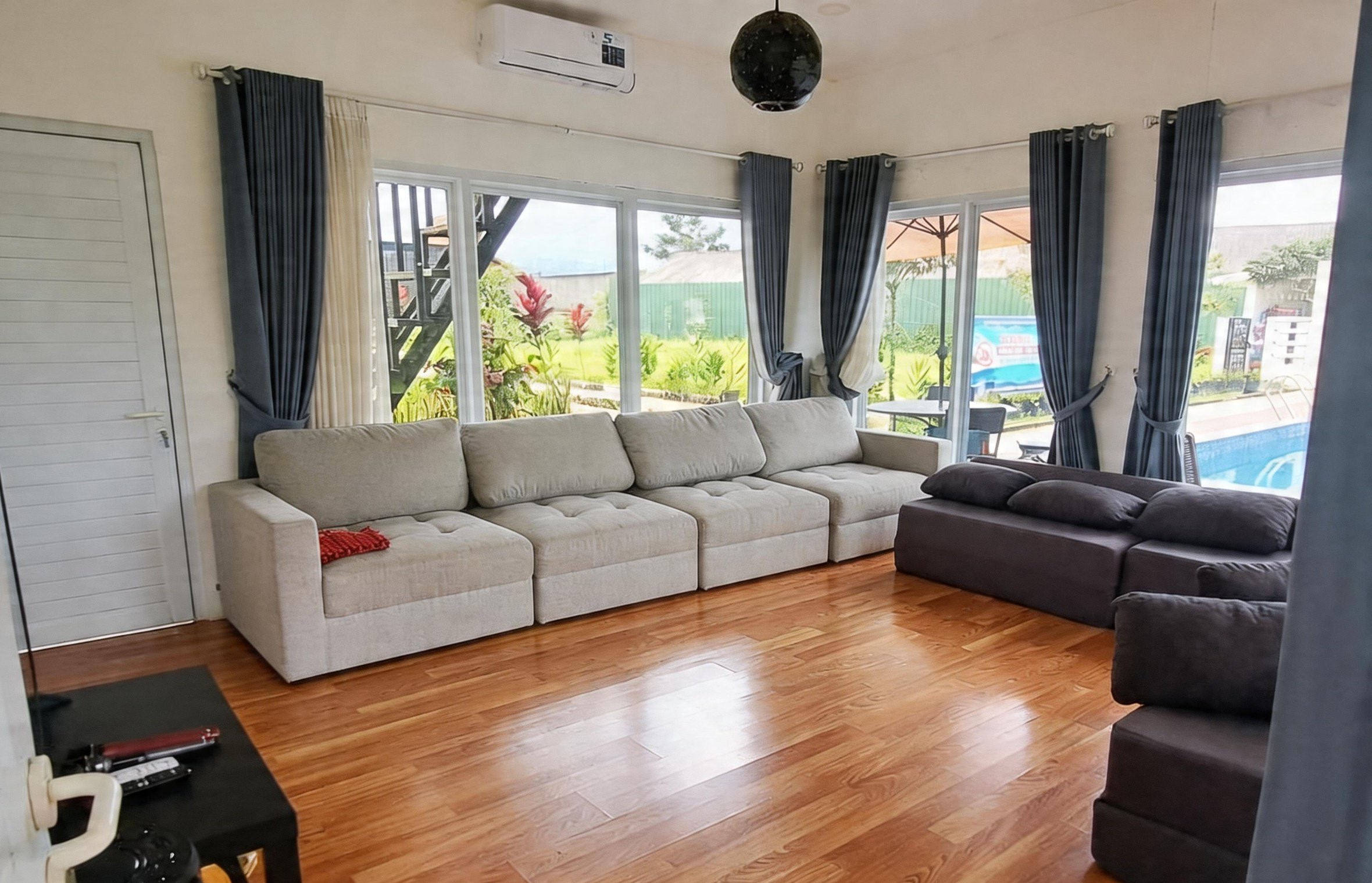 Ruang santai Villa Zanara untuk peserta gathering