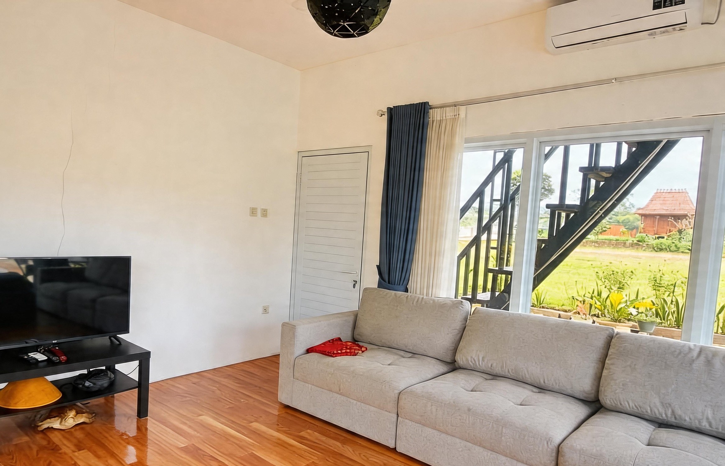 Ruang tamu dan karaoke di Villa Zanara