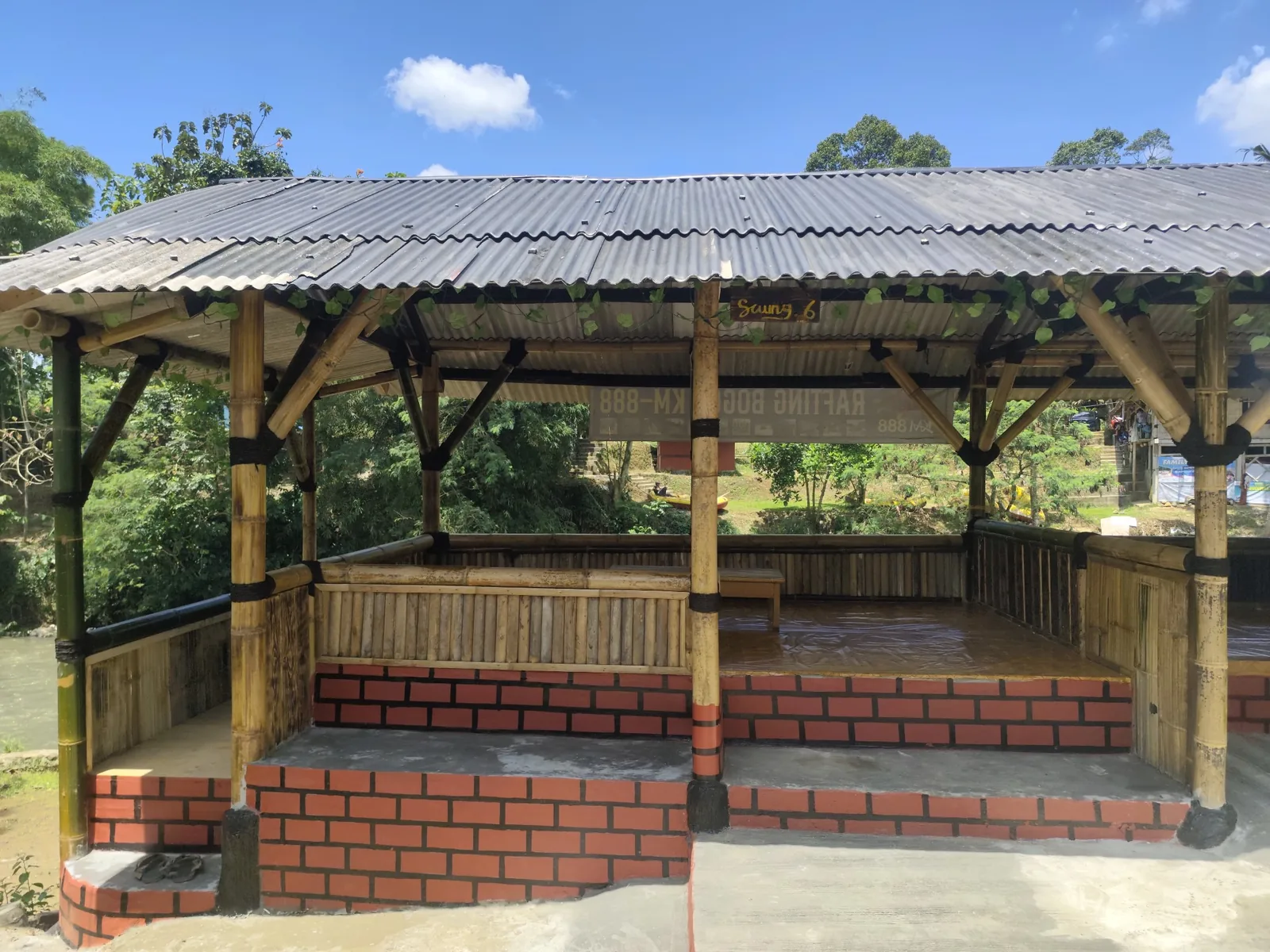 Saung bambu tepi sungai rafting Cisadane Bogor